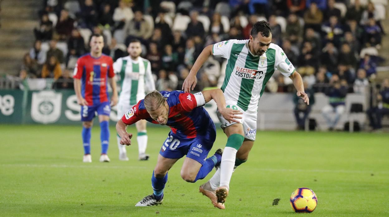 De las Cuevas pugna con el capitán del Extremadura UD