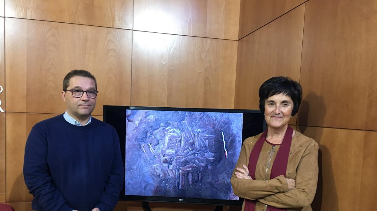 La arqueológa Isabel Fernández, y el alcalde de Andújar, Francisco Huertas, muestran la imagen del hallazgo