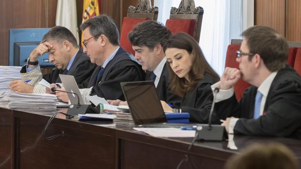 El sindicato Manos Limpias y el «numerito» de la cabra en el juicio del caso ERE