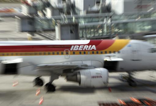 Un avión de Iberia en la pista