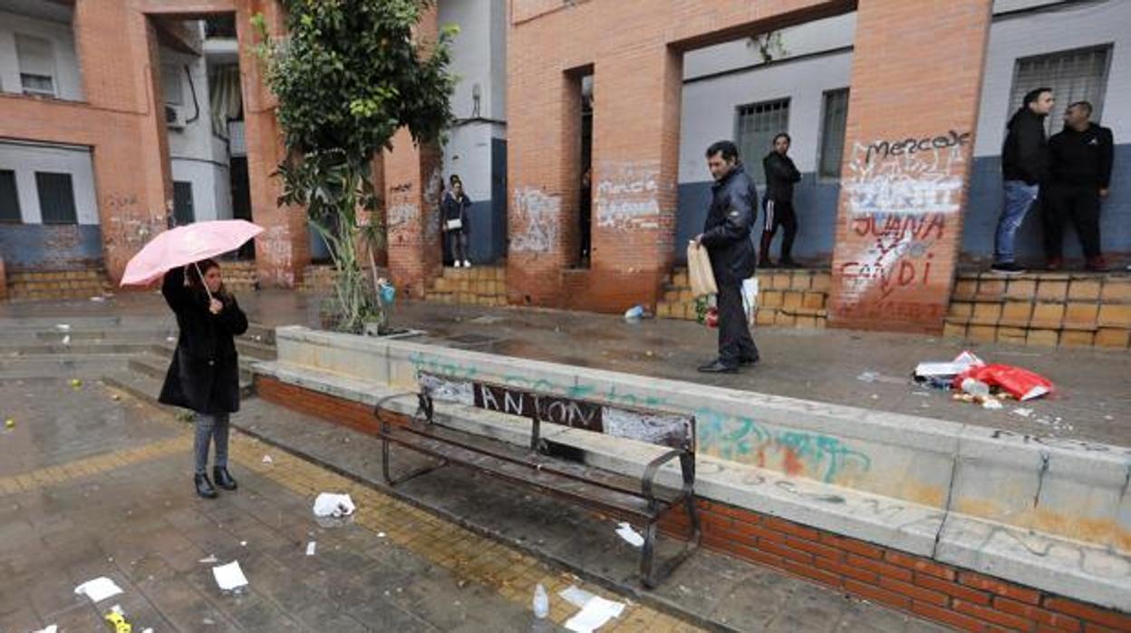 Plaza del barrio de Moreras donde tuvo lugar el apuñalamiento de un joven esta semana