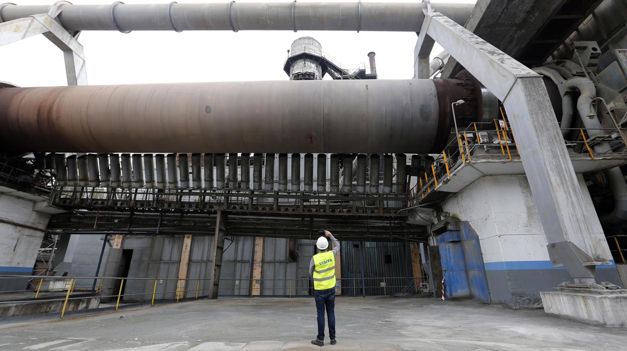 Un trabajador de Cosmos en las instalaciones de la cementera