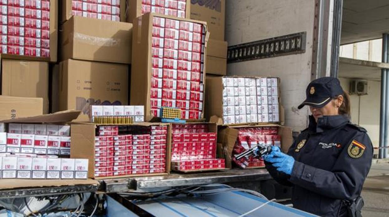 Tabaco de contrabando intervenido por la Policía Nacional