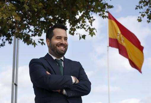 El candidato, junto a la bandera de España de El Pretorio