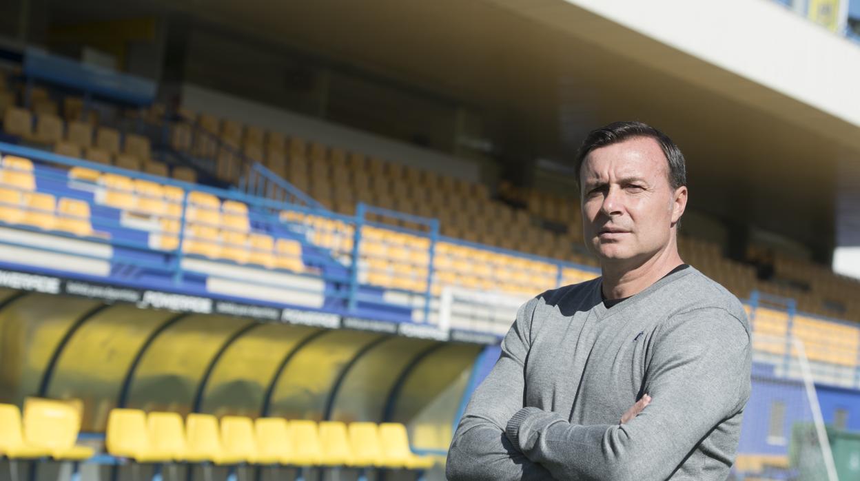 Cristóbal Parralo, posa en el estadio de Santo Domingo