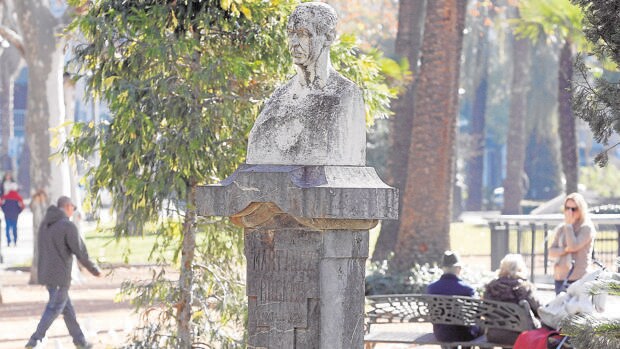 El Ayuntamiento limpiará de pintadas tres estatuas de ilustres cordobeses