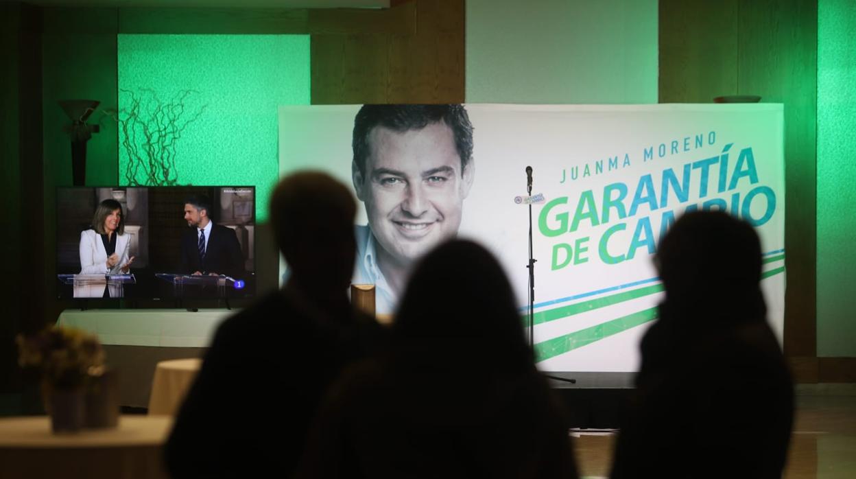 La tribuna preparada en el Hotel Córdoba Center, cuartel general del PP en la noche electoral