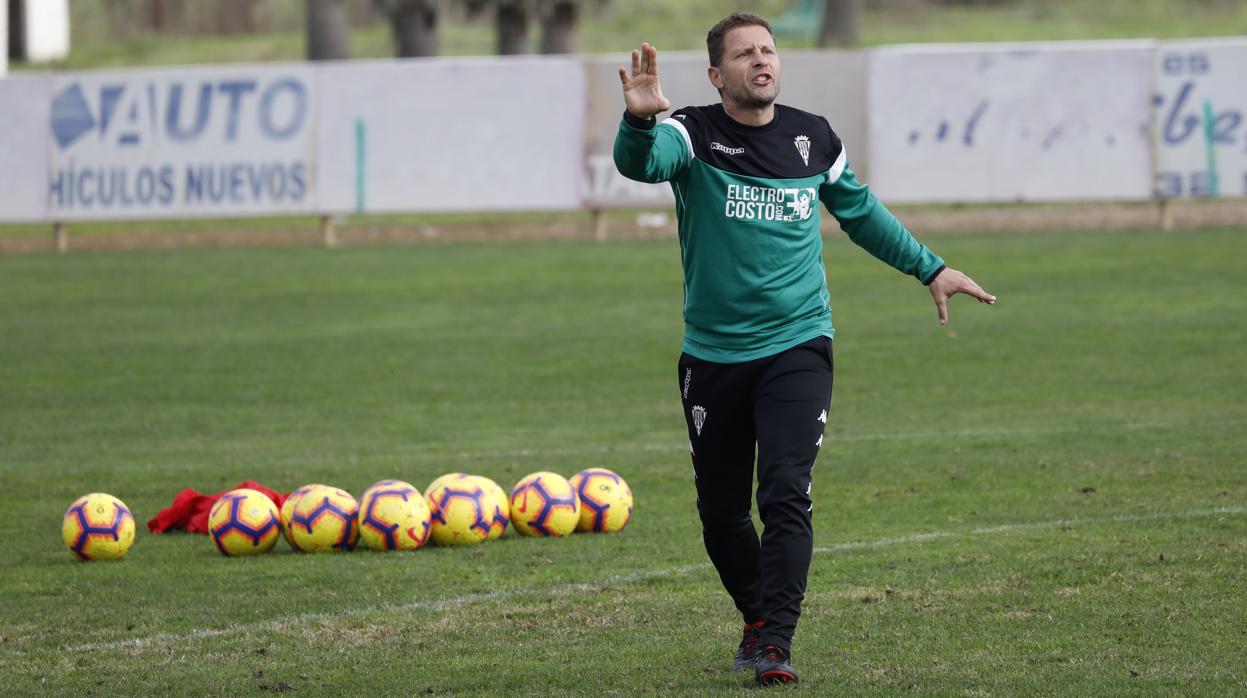 El entrenador del Córdoba, Curro Torres, golpea el balón