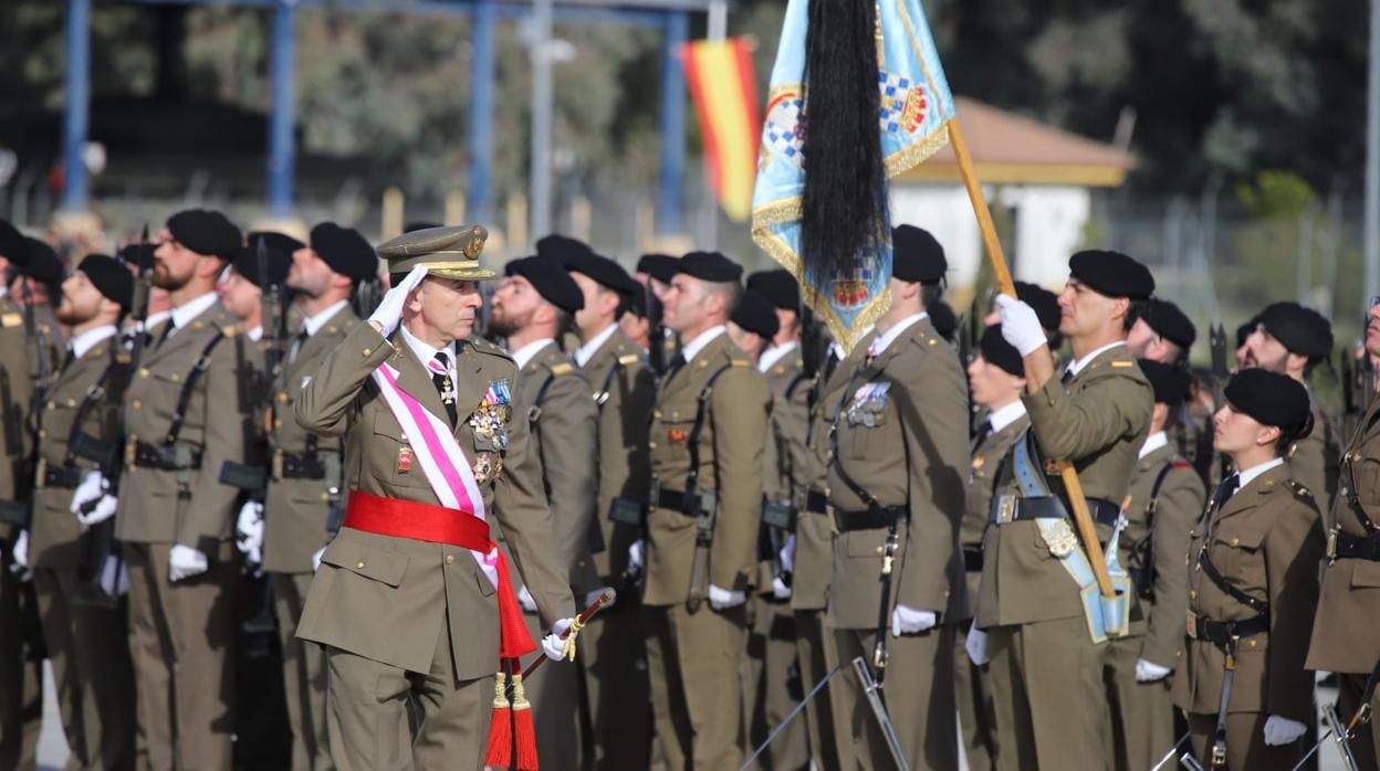 El teniente general de la BRI X, Teodoro Baños, pasando revista a las tropas