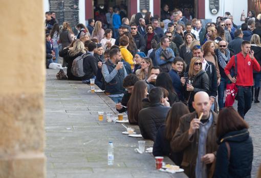 Clientes del bar Santos, junto a la Mezquita-Catedral