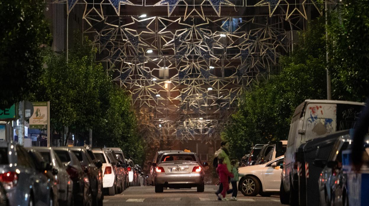 Alumbrado navideño en una calle de Ciudad Jardín
