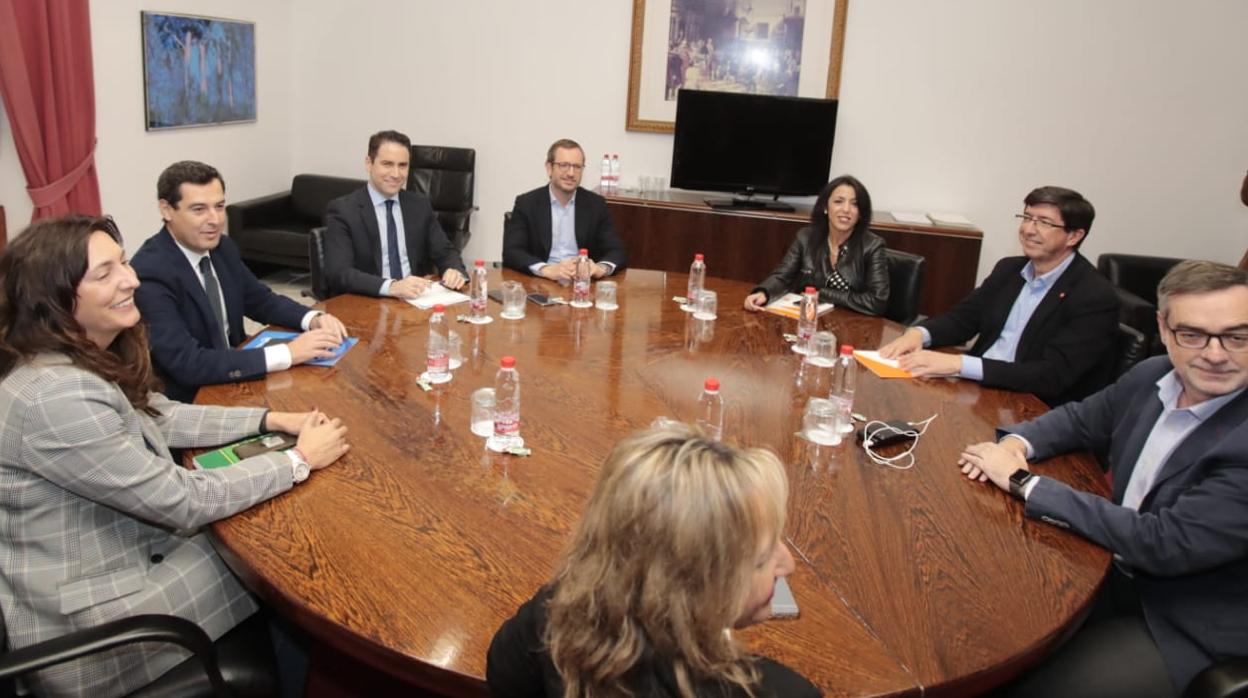 Los representantes de PP y Ciudadanos, este martes en el Parlamento