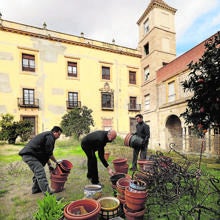 Operarios trabajan en el Palacio Episcopal
