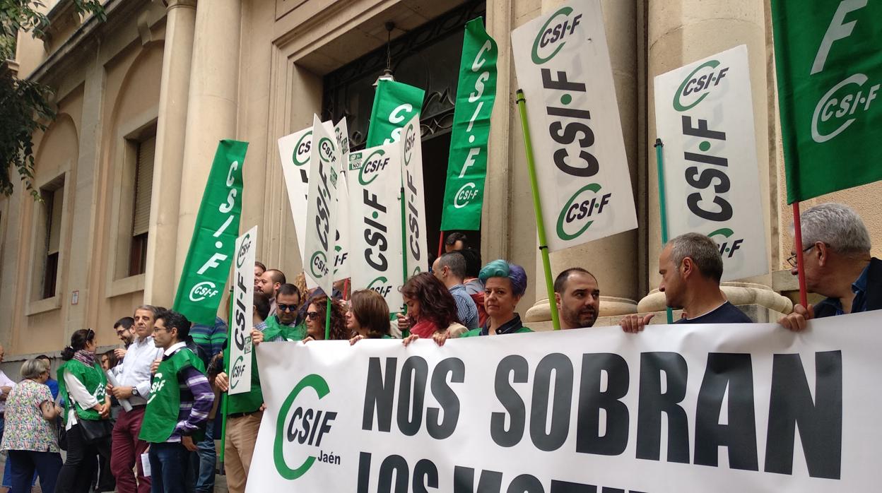 Concentración de la CSIF ante la Audiencia de Jaén.