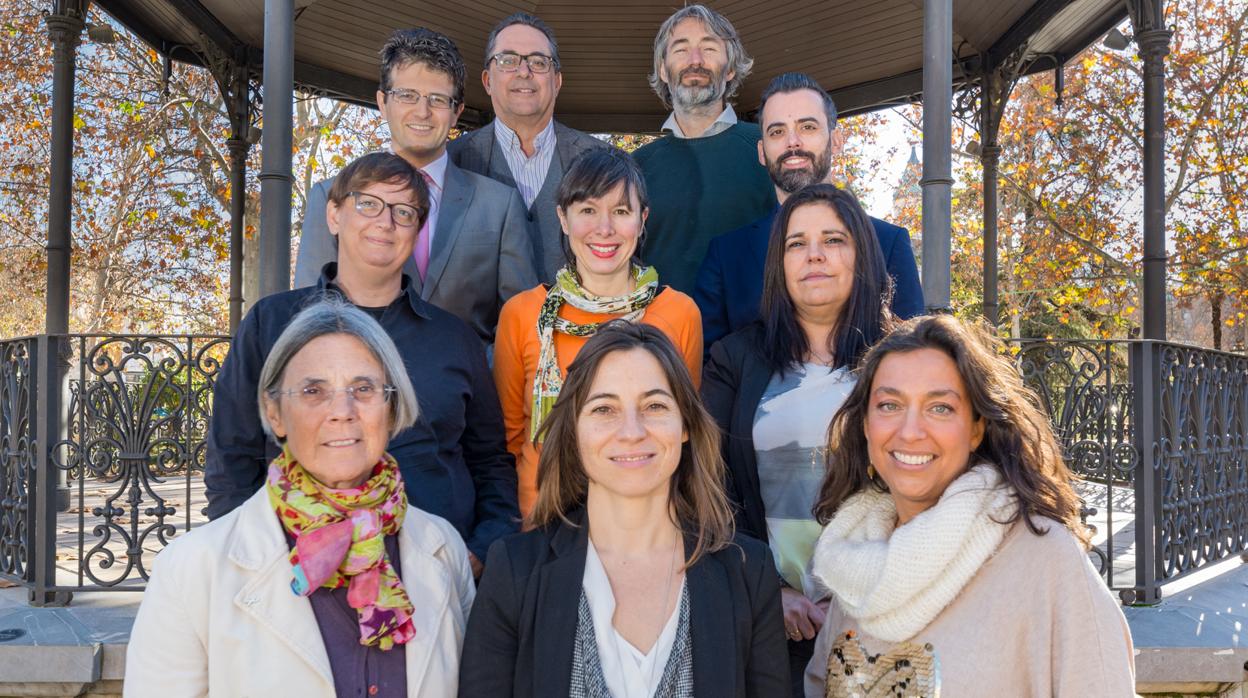 Marta Gutiérrez, al frente, escoltada por el resto de miembros de la lista municipalista.