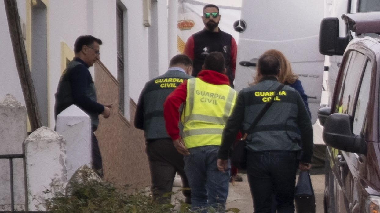 Exopertos de la Guardia Civil en direccion a la casa del detenido