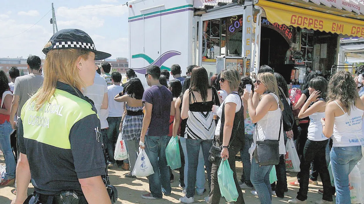 Una policía trabaja en la Feria de Córdoba