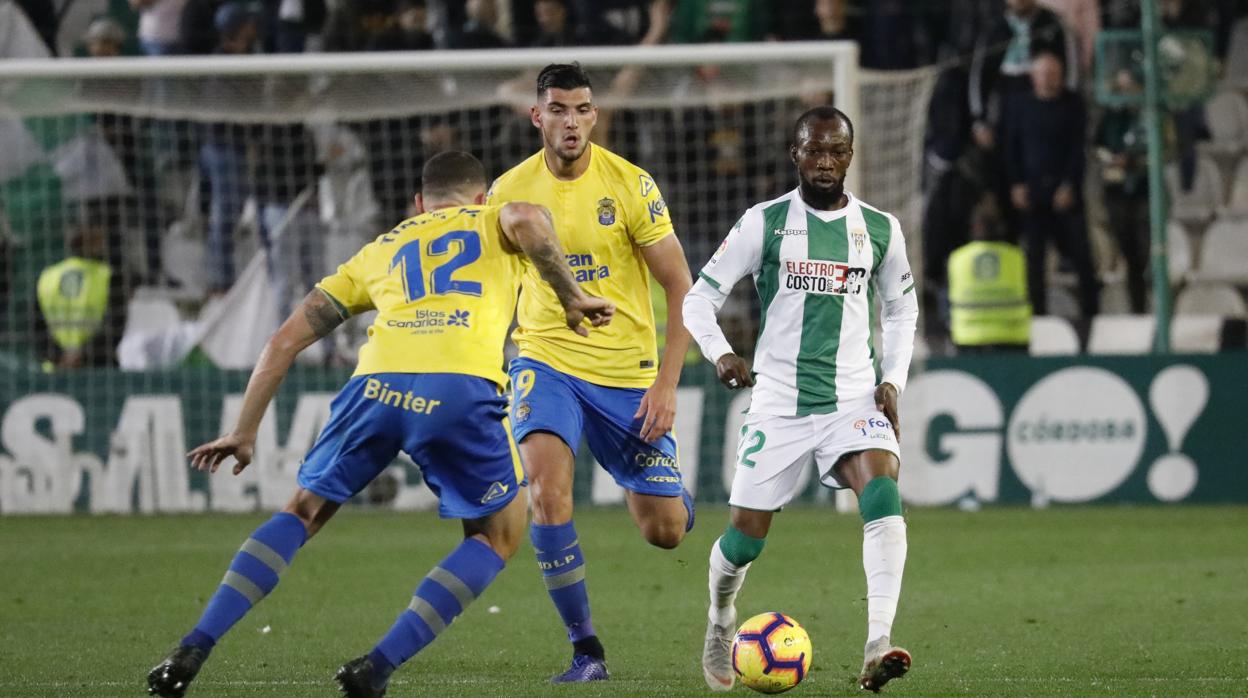 Blati supera a Timor en una jugada del Córdoba CF-UD Las Palmas