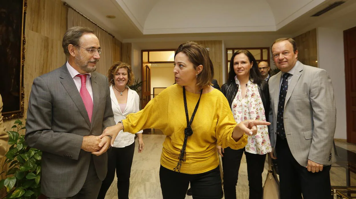 La alcaldesa de Córdoba, Isabel Ambrosio, en un acto con el consejero de Fomento de la Junta, Felipe López