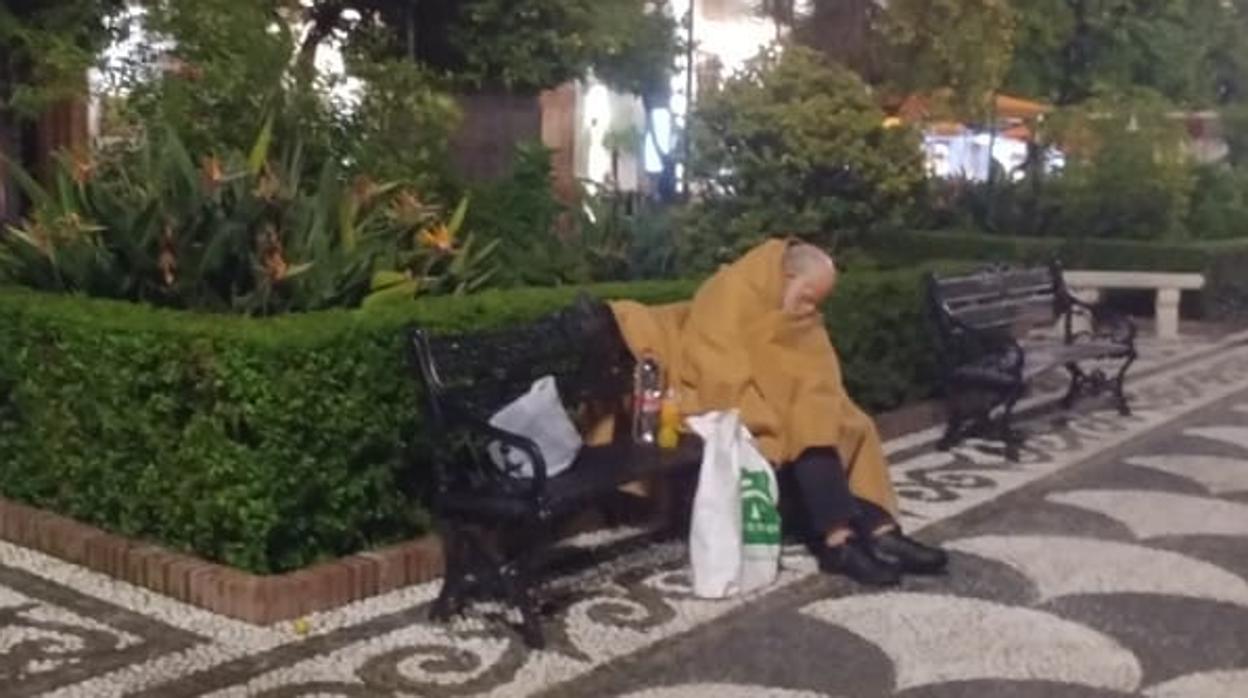 David Thompson en el banco donde fue recogido por los vecinos