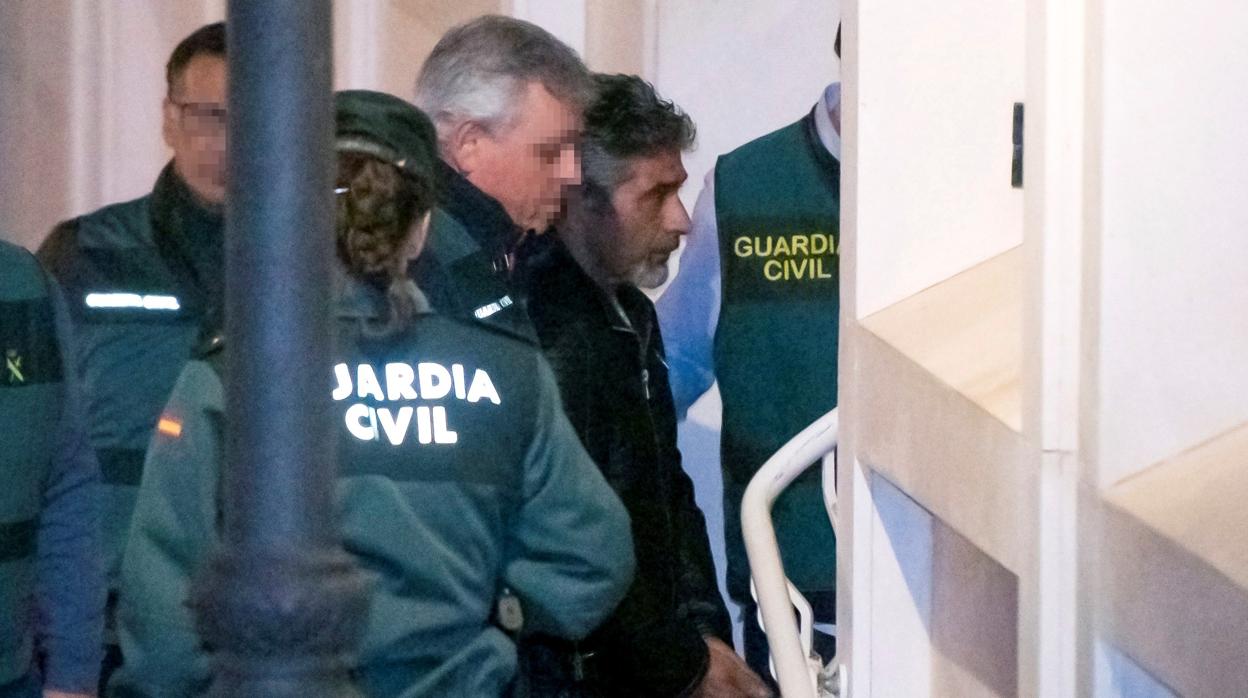 El asesino confeso de la joven zamorana de 26 años Laura Luelmo, Bernardo Montoya (c), a su llegada a los juzgados de Valverde del Camino (Huelva)