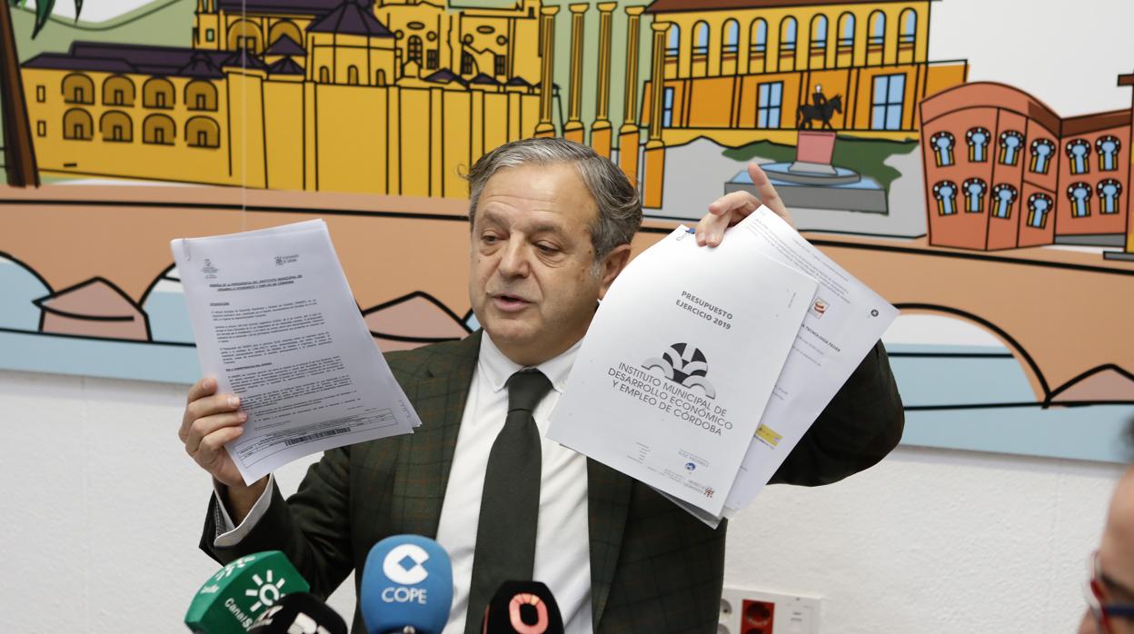 Salvador Fuentes muestra documentación del Instituto de Desarrollo Económico de Córdoba
