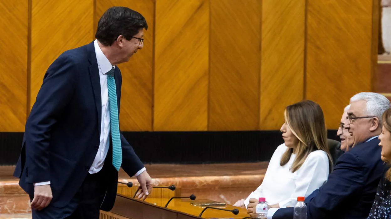 Juan Marín pasa ante Susana Díaz en el Parlamento