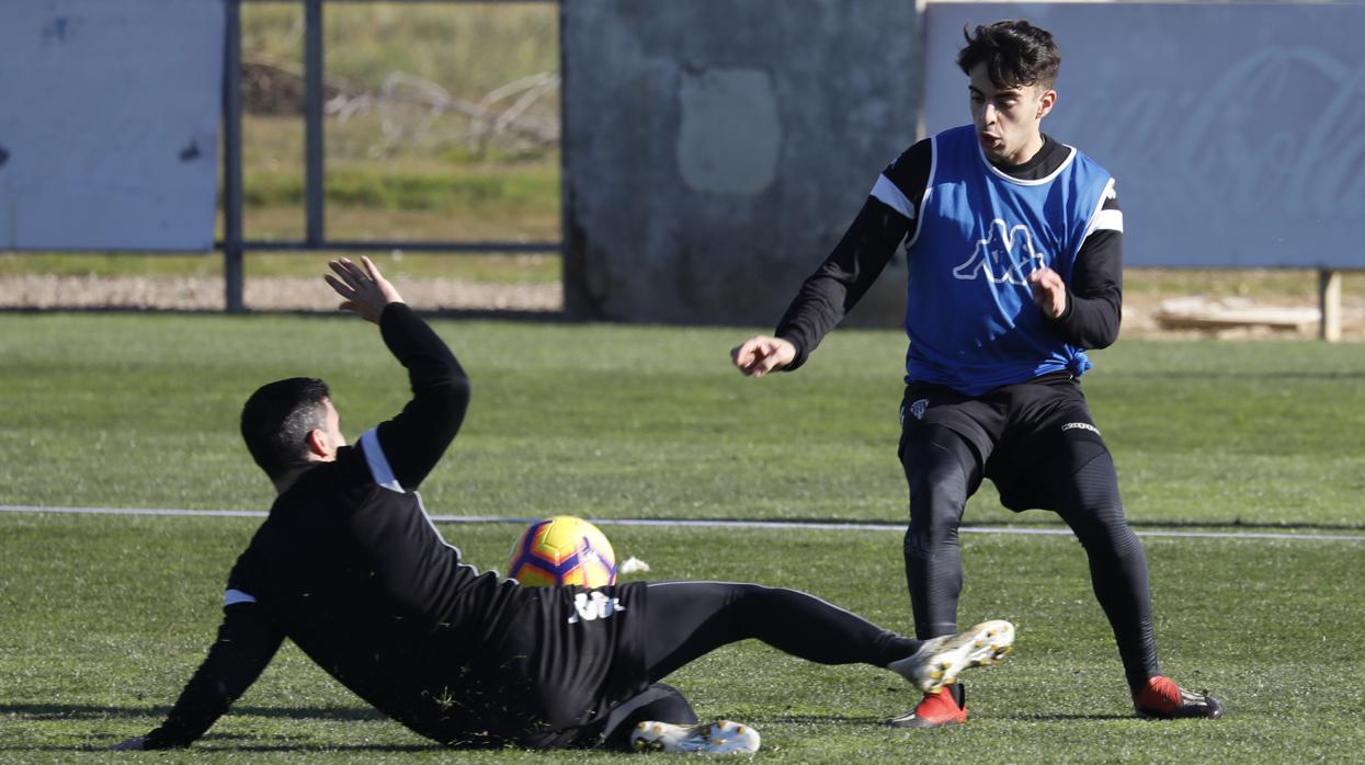 Aguado intenta sortear a un compañero en el entrenamiento del domingo
