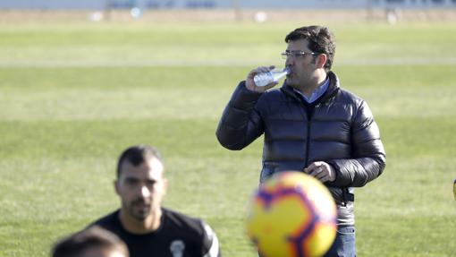 León bebe agua en un entrenamiento de la semana pasada