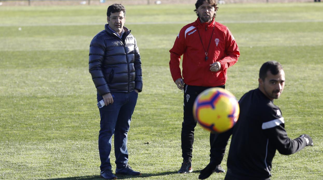 El presidente del Córdoba, Jesús León, en el entrenamiento junto a Soto, segundo, y De las Cuevas