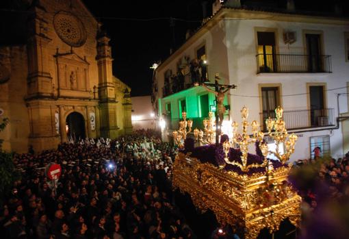 El Santísimo Cristo de la Misericordia en su salida de la Basílica de san Pedro