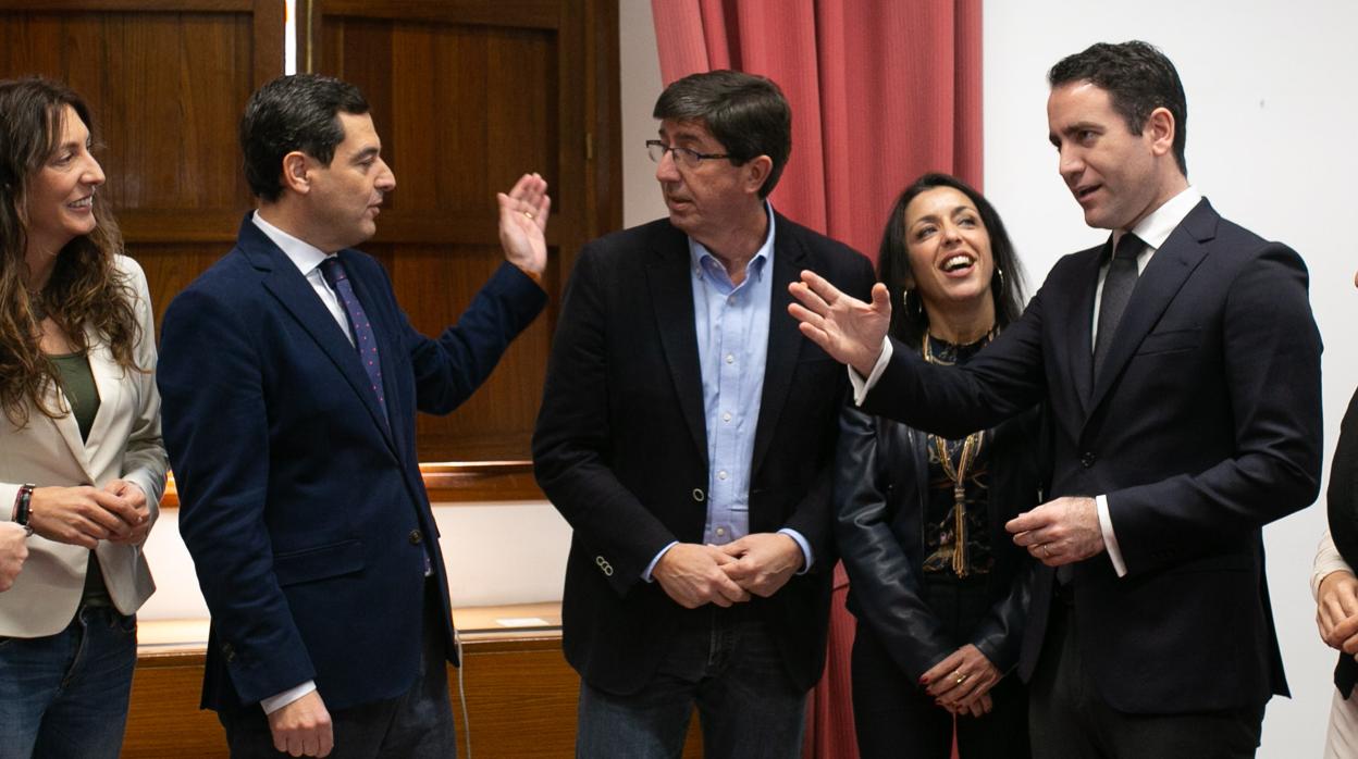 Juanma Moreno y Juan Marín junto al resto de equipos negociadores del pacto para el Gobierno del cambio