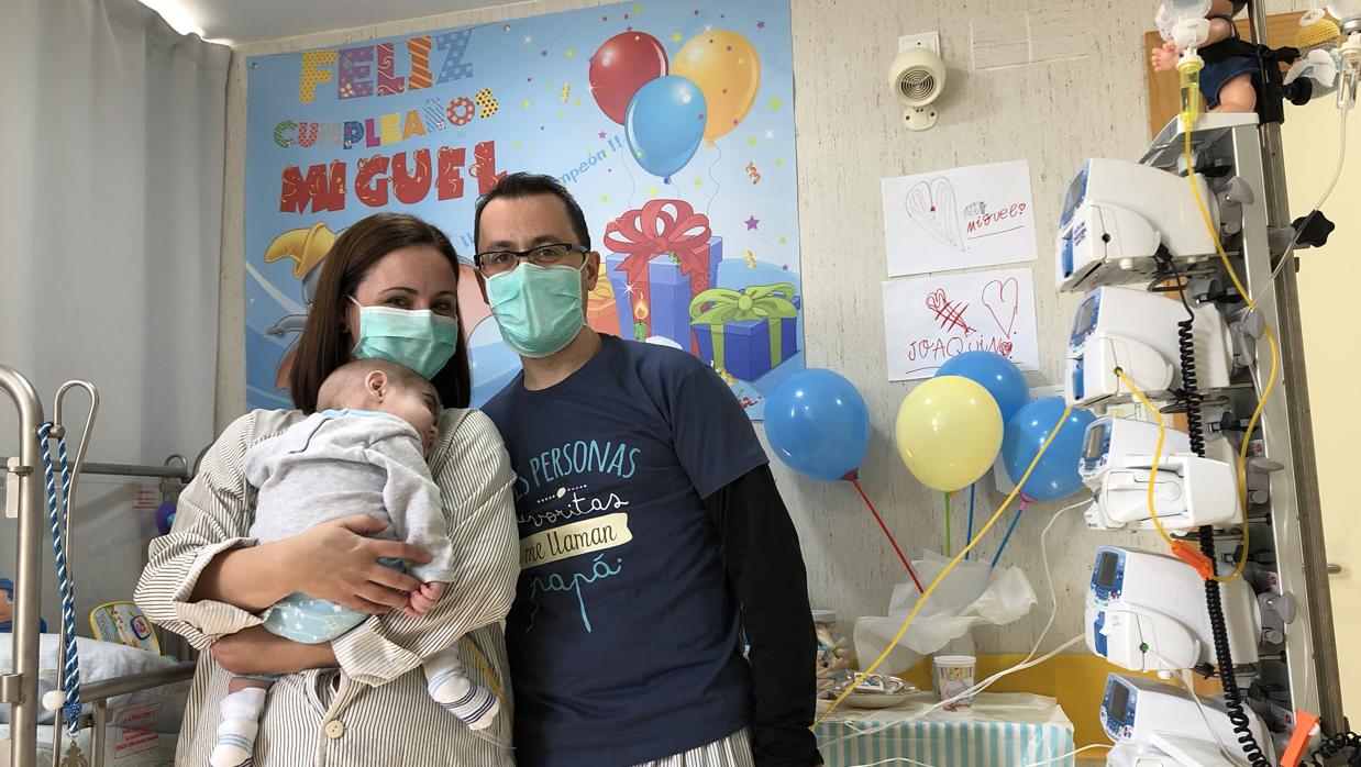Los padres de Miguel posan con su bebé en la habitación del hospital Reina Sofía de Córdoba