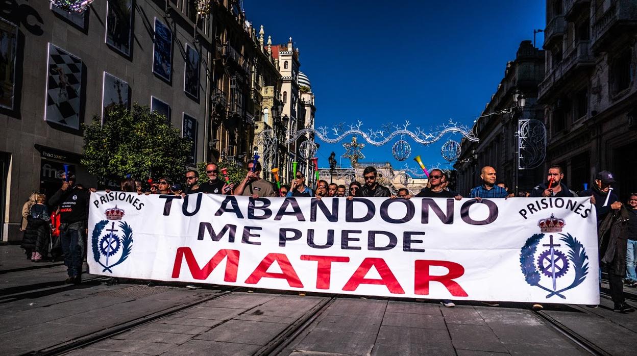 Funcionarios de prisiones se manifiestan en Sevilla