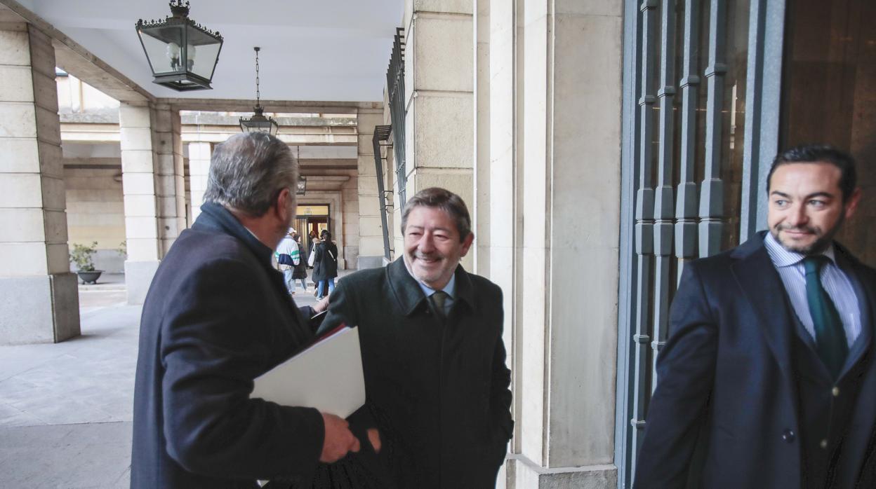 Javier Guerrero entra en la Audiencia con sus abogados