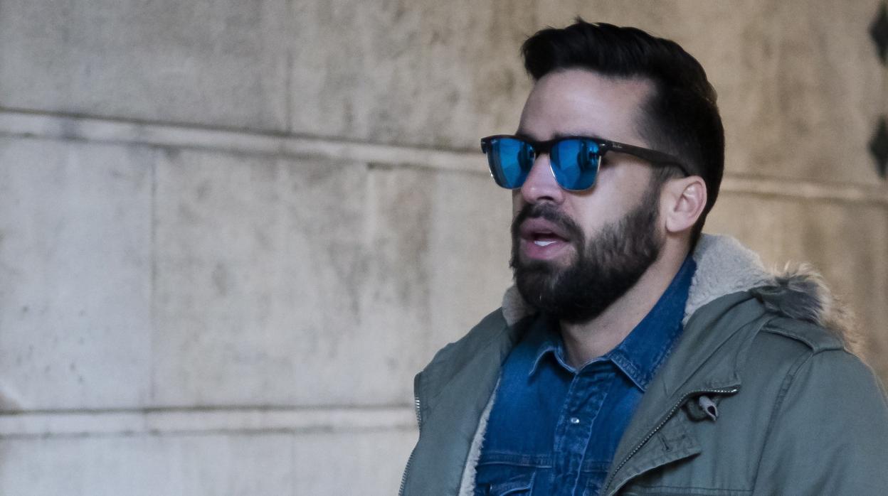 Antonio Manuel Guerrero, junto a los Juzgados de Sevilla