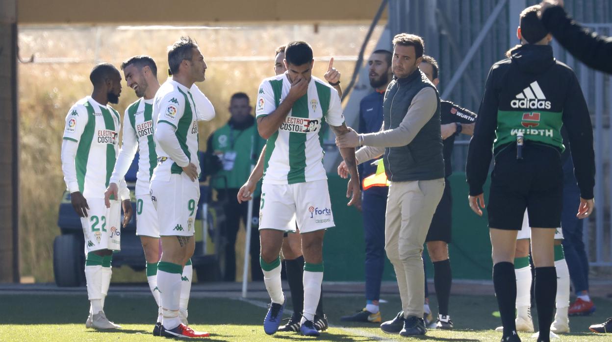 Aythami Artiles sale del terreno de juego tras la expulsión de ayer