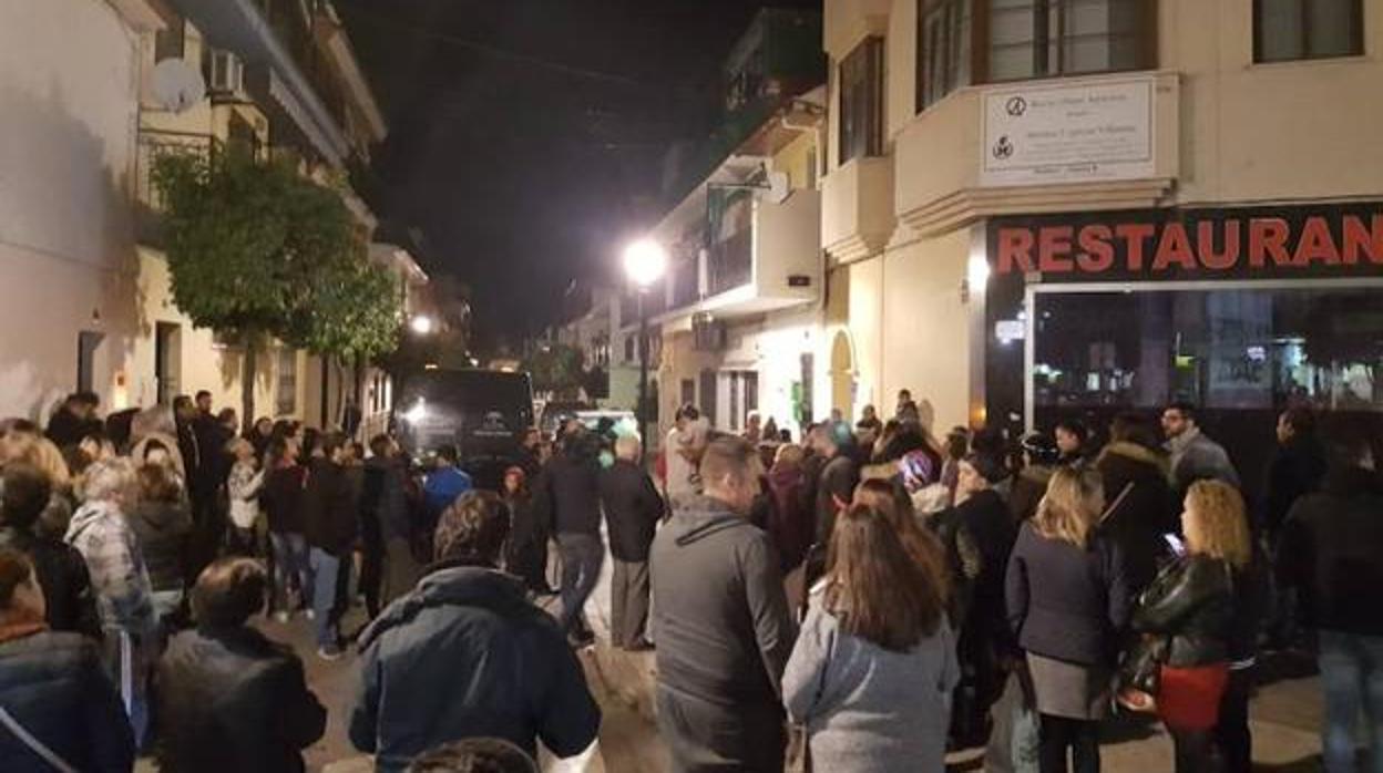 Los vecinos se congregaron en el lugar donde ocurrió el asesinato