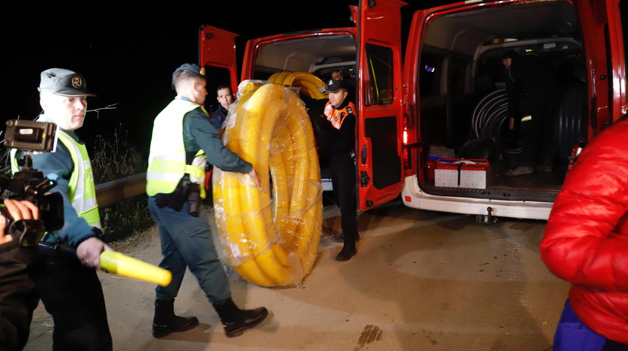 Llegada de la maquinaria para ayudar en las labores de rescate del niño atrapado en el pozo de Totalán