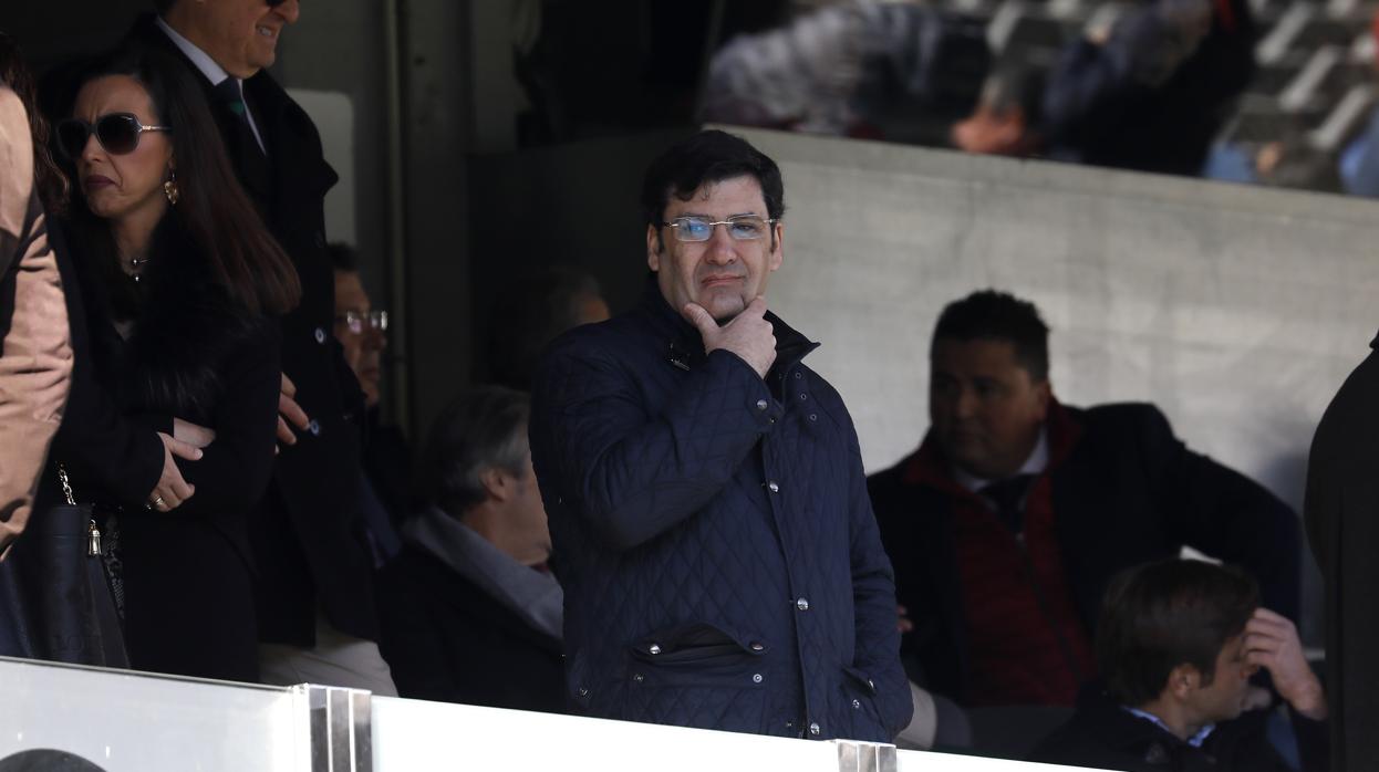 El presidente del Córdoba CF, con gesto serio en el último partido