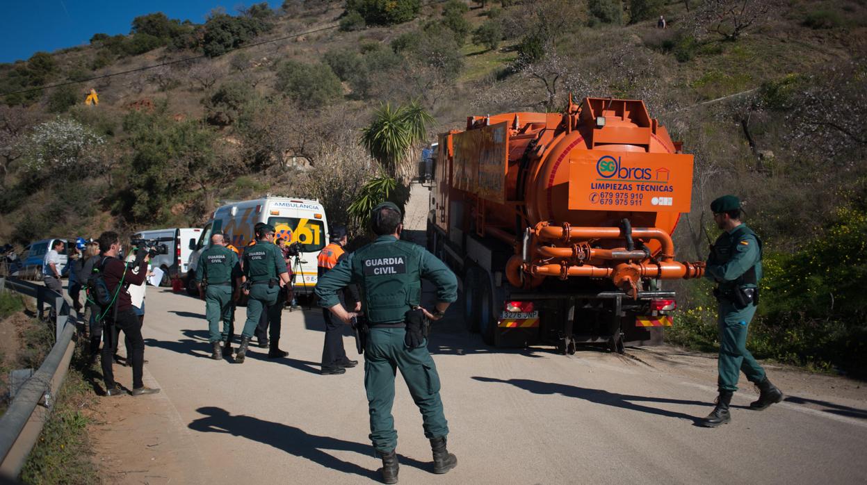 Los equipos de rescate llevan horas succionando la tierra bajo la que podría encontrarse el niño