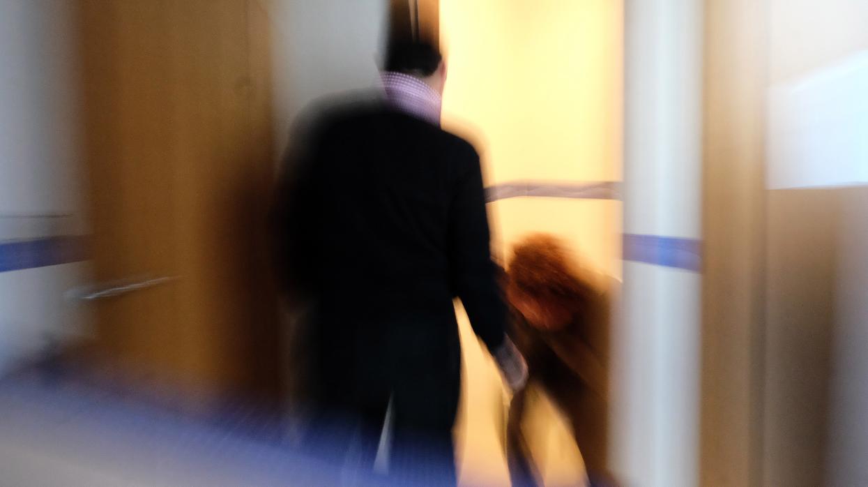 Un hombre ataca a una mujer