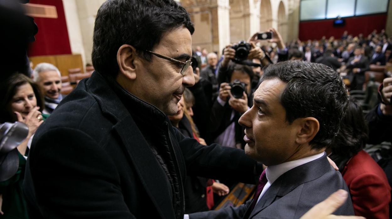 Mario Jiménez saluda a Juanma Moreno tras ser investido presidente de la Junta de Andalucía