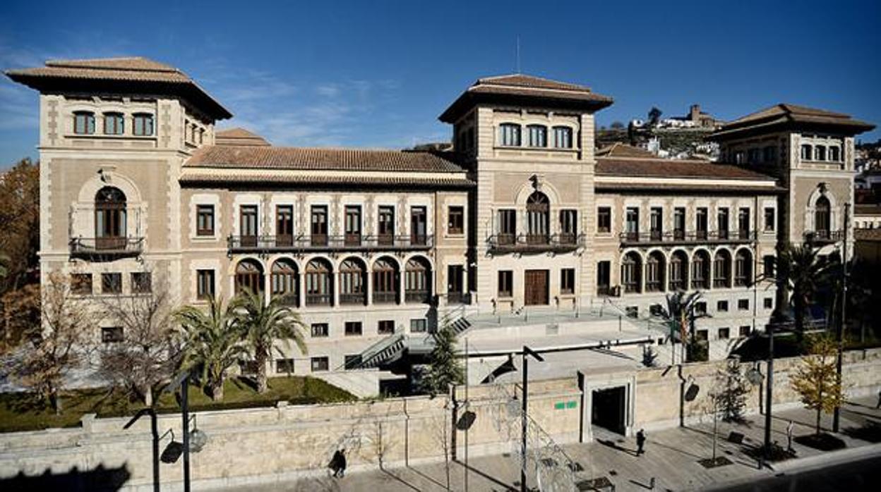 La sede de la Junta de Andalucía en Granada, donde el gobierno en funciones habría estado destruyendo documentación, según el Partido Popular