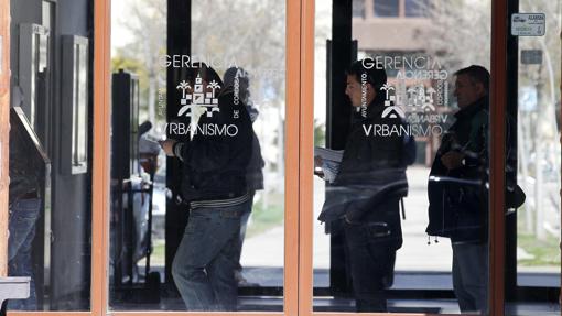 Cola de personas en la Gerencia de Urbanismo esperando hacer trámties