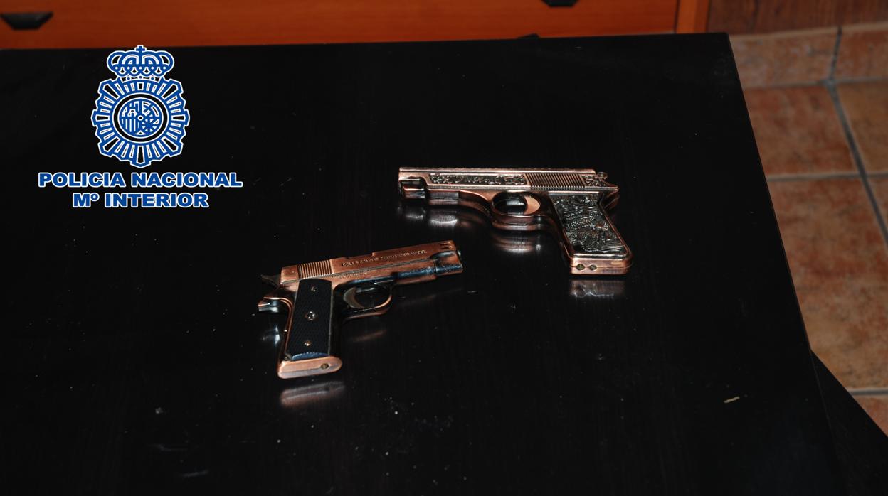 Pistolas simuladas utilizadas por los presuntos atracadores