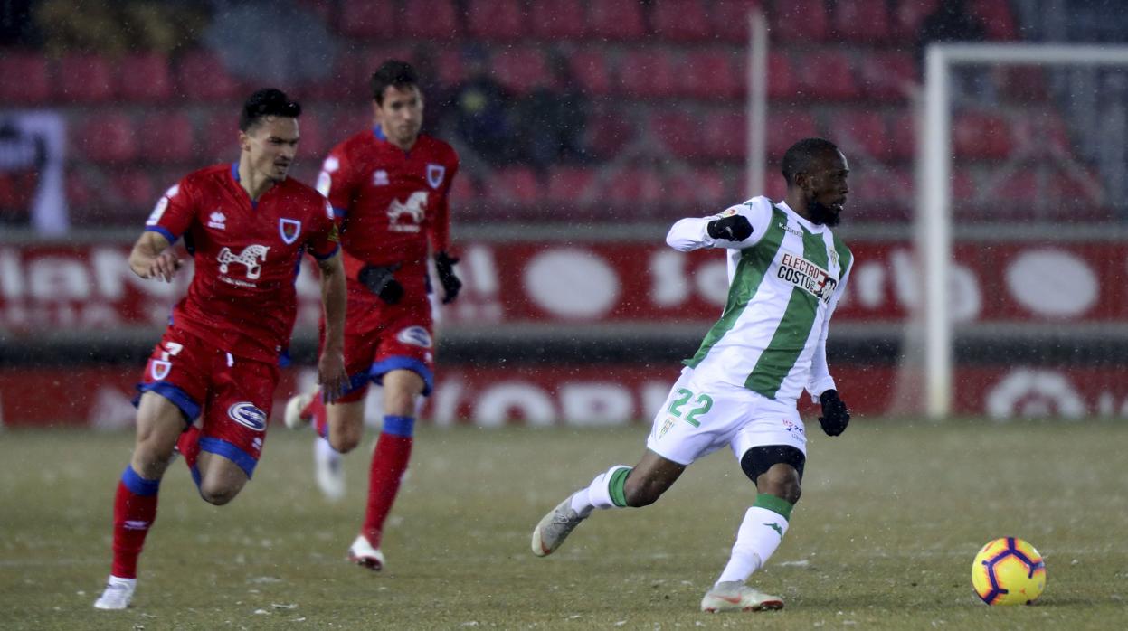 Blati Touré conduce el cuero en medio de la nieve en Los Pajaritos