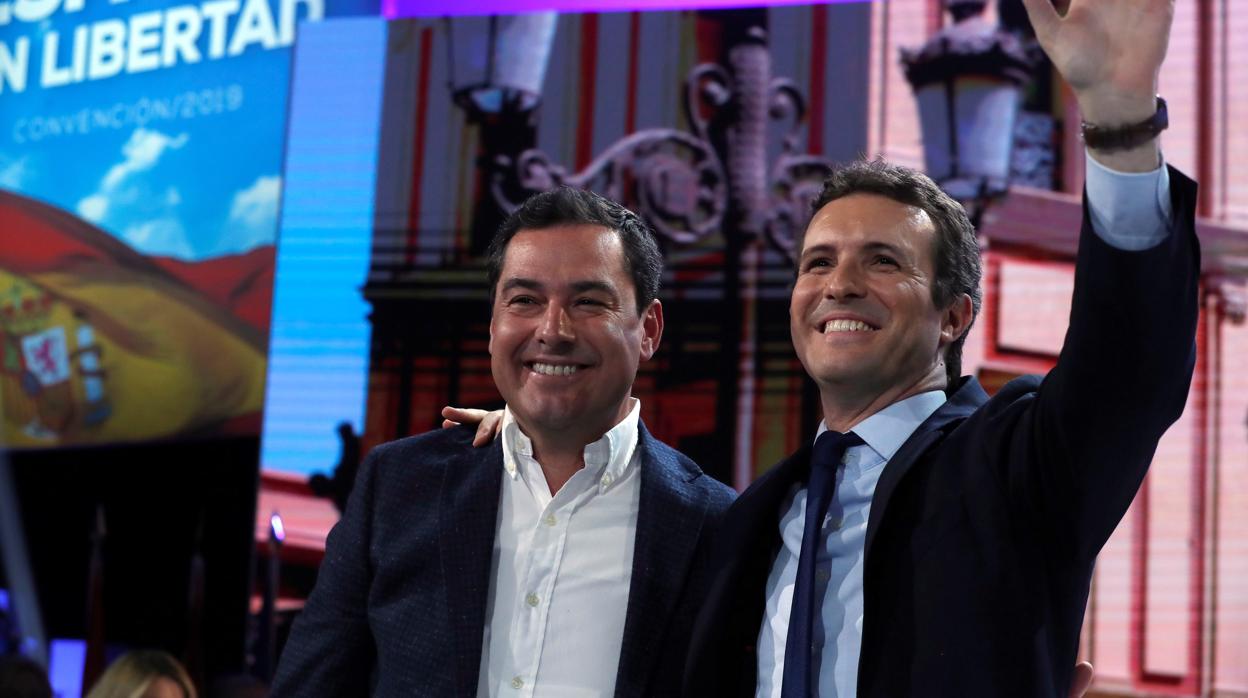 Juanma Moreno y Pablo Casado, durante la convención del PP