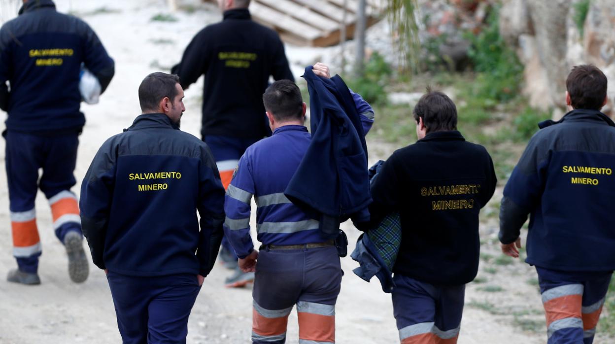 El equipo de rescate que tiene que bajar a por el pequeño Julen en totalán