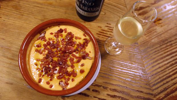 Un plato de salmorejo en la taberna La Bodega